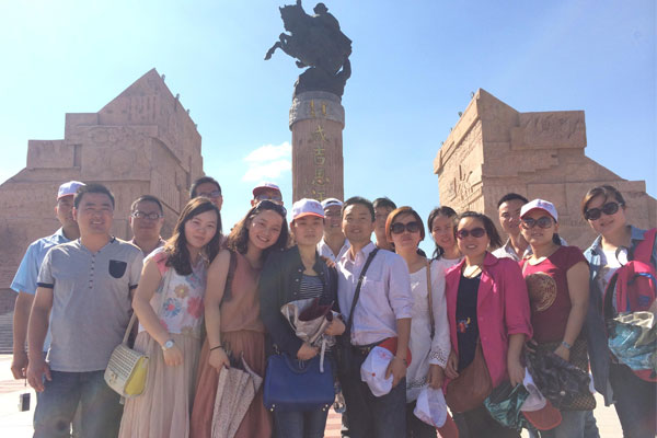 伙伴们在成吉思汗陵