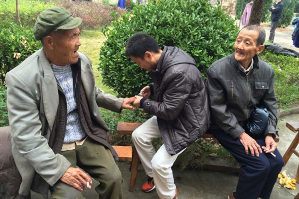 昌利金刚石锯片顾总为老人修指甲 昌利金刚石锯片顾总为老人修指甲