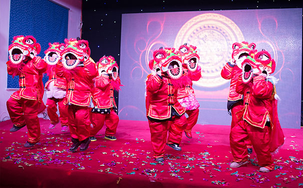 幼儿园小朋友舞狮