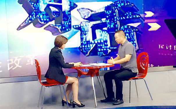 鄂州市金刚石工具行业协会会长龙其准先生参加鄂州电视台“对话”节目 鄂州市金刚石工具行业协会会长龙其准先生参加鄂州电视台“对话”节目