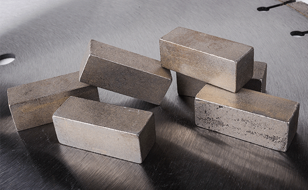 什么样的冷却液更适合金刚石刀头的切割 什么样的冷却液更适合金刚石刀头的切割