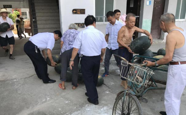 炎炎夏日,为福利院老人送清凉 炎炎夏日,为福利院老人送清凉