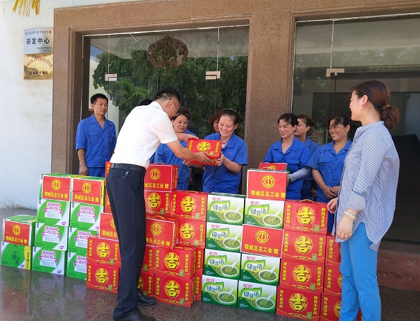 鄂城区委领导为昌利金刚石锯片车间生产一线职工“送清凉” 鄂城区委领导为昌利金刚石锯片车间生产一线职工“送清凉”