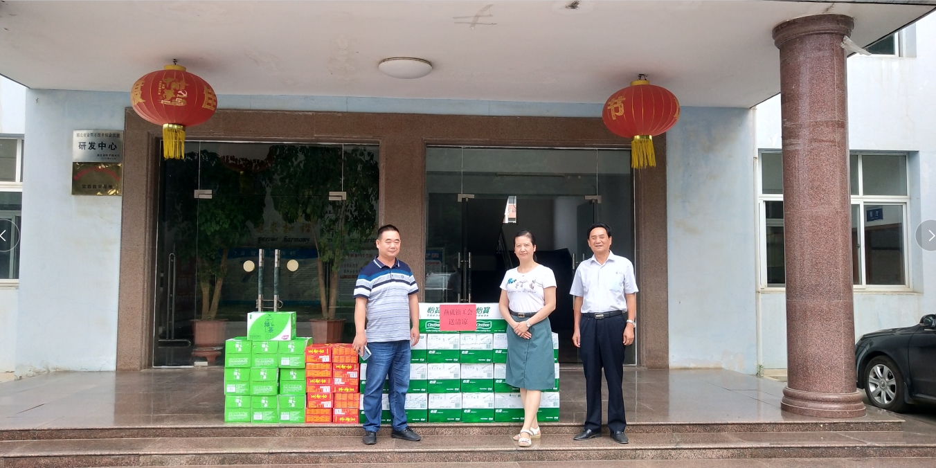 镇工会为湖北昌利公司一线职工送“清凉” 镇工会为湖北昌利公司一线职工送“清凉”