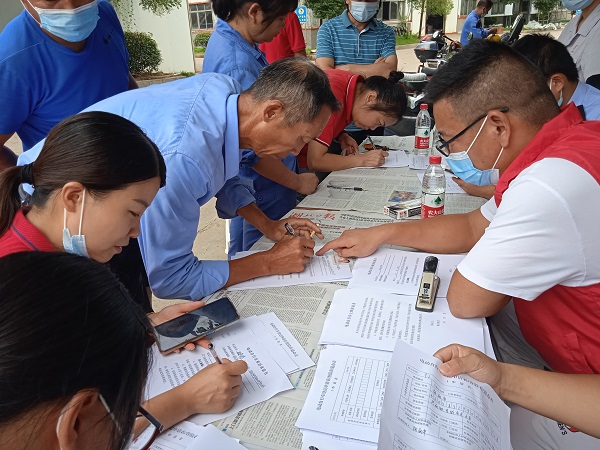 交警中队联合昌利公司为员工进行电动车挂牌服务 交警中队联合昌利公司为员工进行电动车挂牌服务